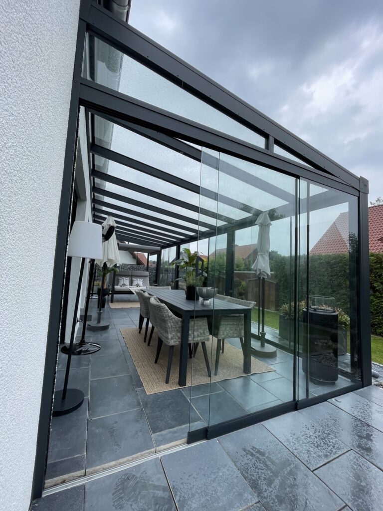 Alu-Terrassenüberdachung mit Glasschiebewänden in Delbrück. Maße: 850x300 cm