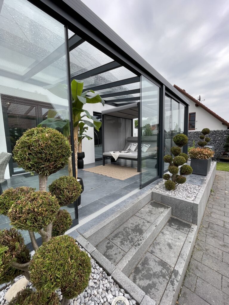 Alu-Terrassenüberdachung mit Glasschiebewänden in Delbrück. Maße: 850x300 cm