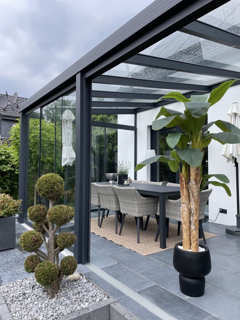 Alu-Terrassenüberdachung mit Glasschiebewänden in Delbrück. Maße: 850x300 cm