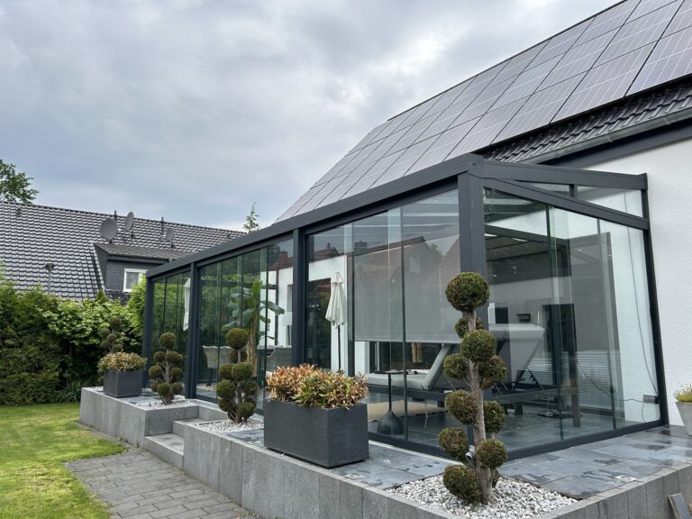 Alu-Terrassenüberdachung mit Glasschiebewänden in Delbrück. Maße: 850x300 cm