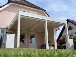 Weiße Aluminium Terrassenüberdachung mit Lamellendach in Salzkotten
