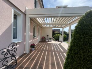 Terrassenüberdachung mit Lamellendach in Salzkotten. Lamellendach halb geöffnet. seitenansicht.