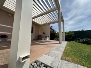 Terrassenüberdachung mit Lamellendach in Salzkotten. Detailansicht Regenabluss