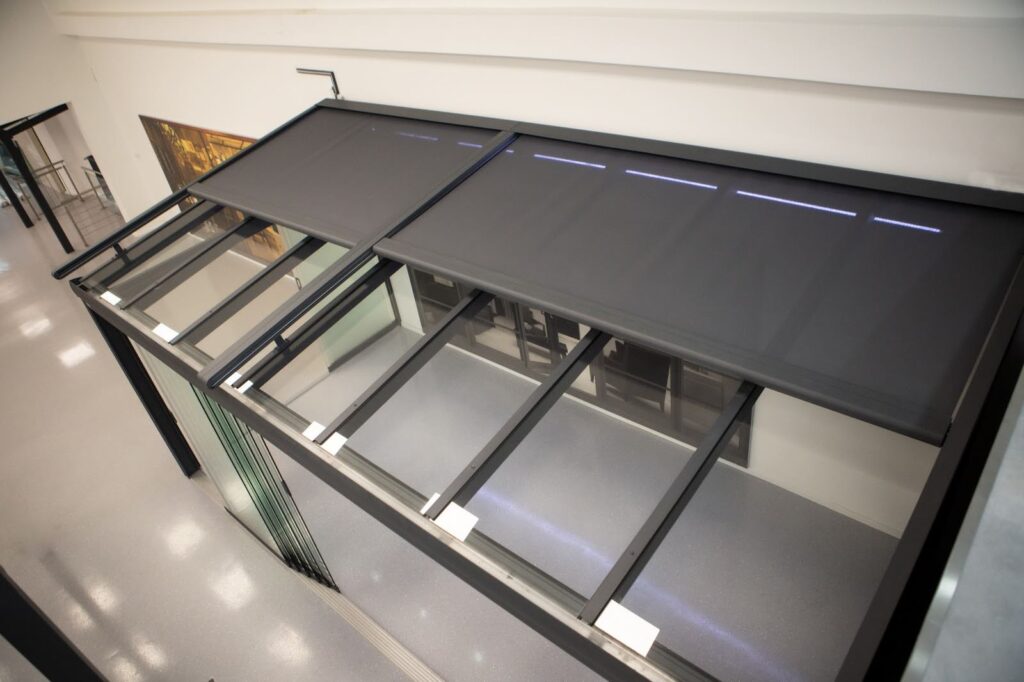 Terrassenüberdachung mit Markise und Glasschiebewänden