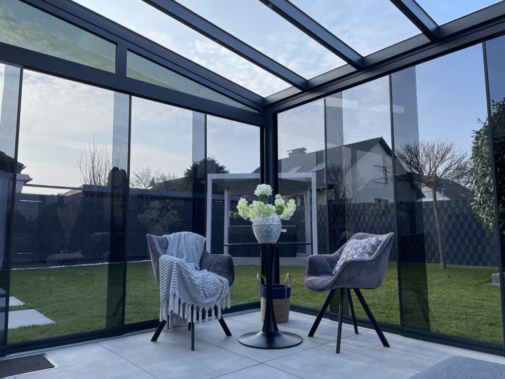 Innenansicht einer Terrassenüberdachung mit Glasdach und Glasschiebewänden