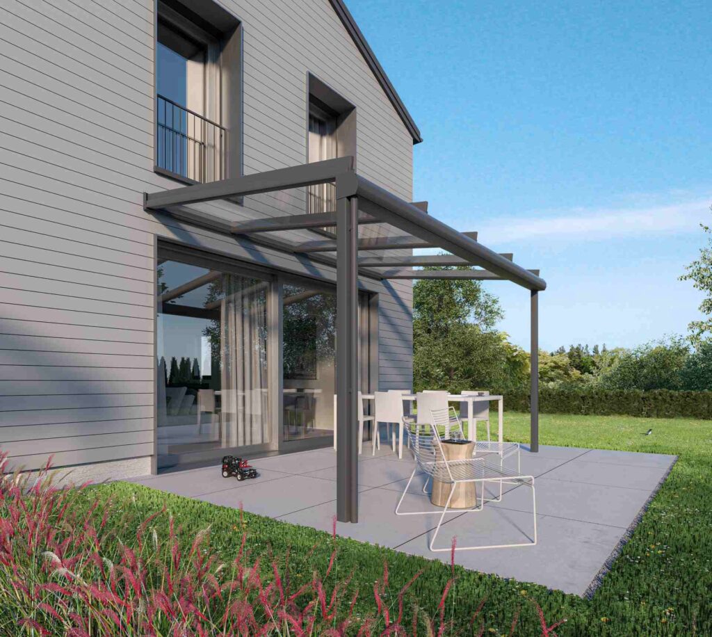 Terrasse mit Aluminiumüberdachung und Glasdach am Einfamilienhaus