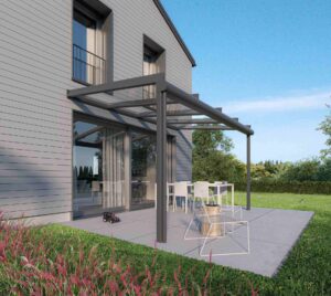 Terrasse mit Aluminiumüberdachung und Glasdach am Einfamilienhaus