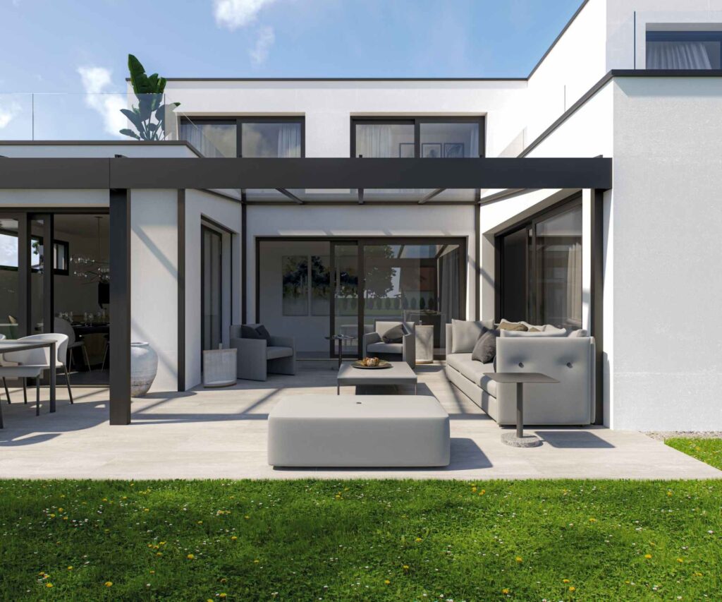 Terrasse mit Aluminiumüberdachung und Glasdach am Haus