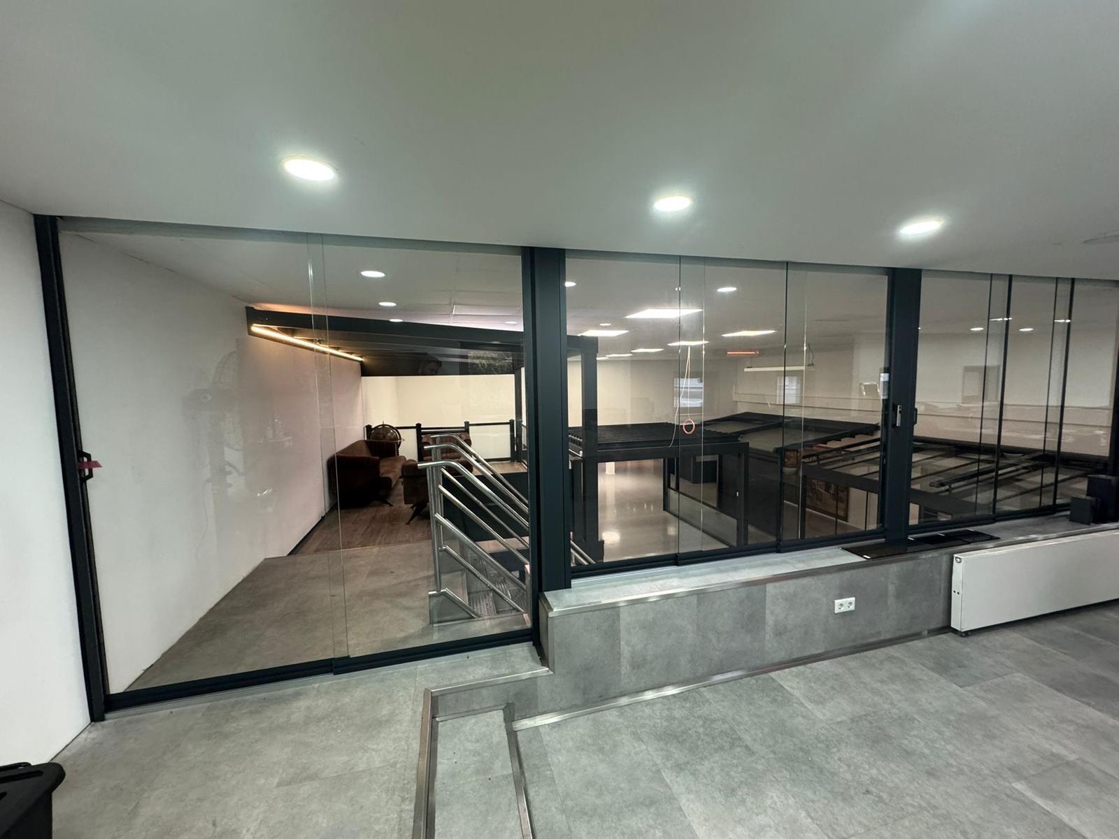 Innenansicht eines modernen Glasschiebetür-Systems mit Blick in einen Gewerberaum