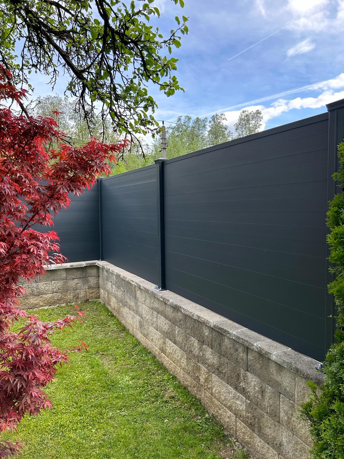 Aluminium Zaun mit Ecke auf einer Mauer