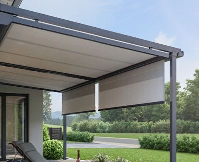 Terrassenüberdachung mit integrierter Markise und seitlichem Sonnenschutz im Garten
