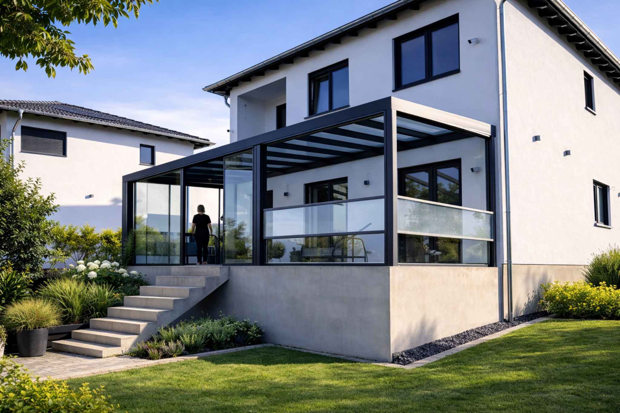 Vertikalfahrbares Glas Moderne Terrassenüberdachung aus Aluminium und Glas an einem Einfamilienhaus mit geschlossenen Seitenelementen