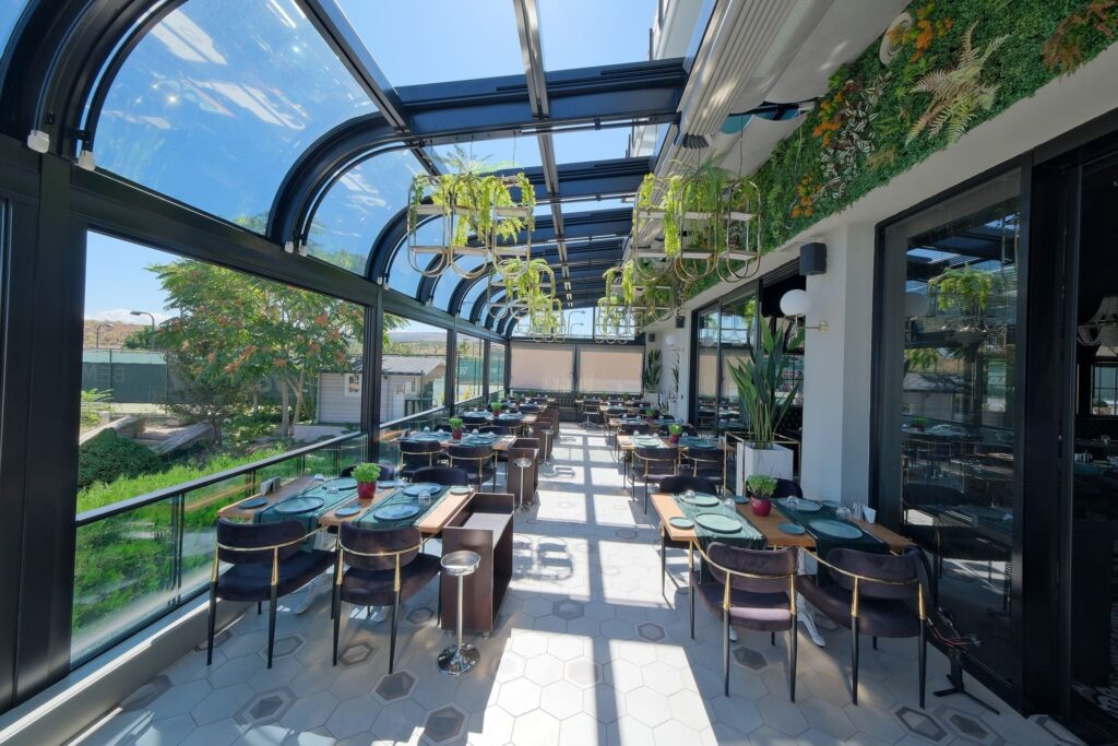 Restaurant-Terrasse mit Glasüberdachung und Aluminiumkonstruktion