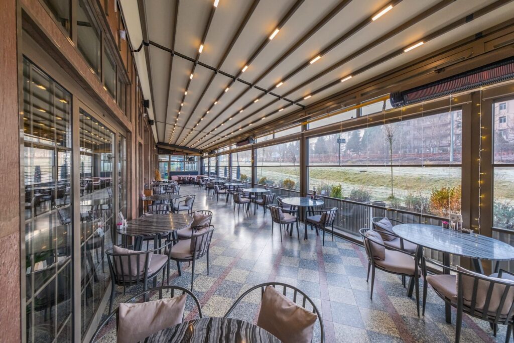 Elektrische Pergola für Gastronomie Anbau als Wetterschutz