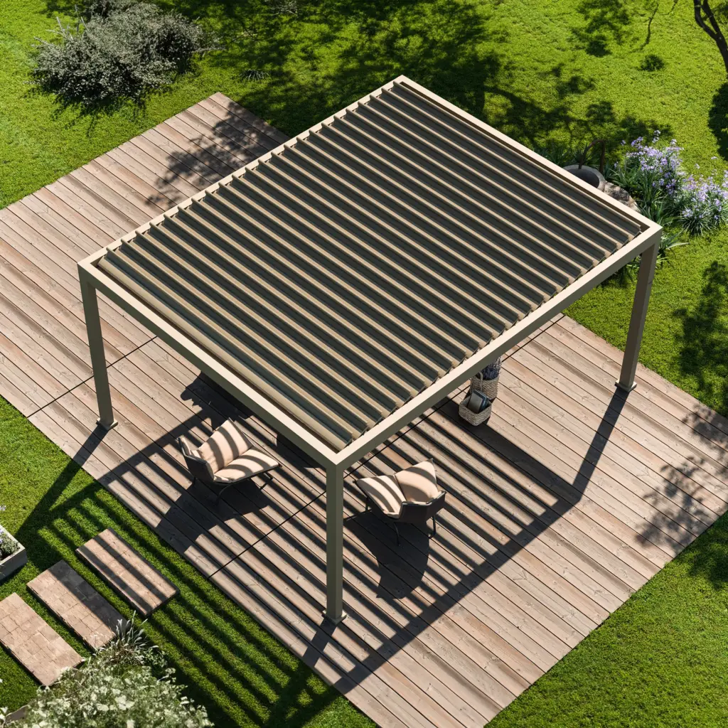 Freistehende Pergola mit Lamellendach auf Holzterrasse im Garten