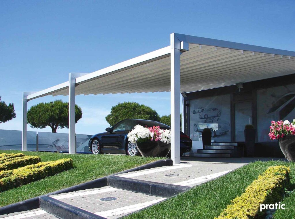 Moderner Aluminium Carport mit Flachdach vor Einfamilienhaus