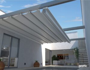 Terrassenüberdachung mit faltbarem Sonnensegel unter Aluminiumkonstruktion