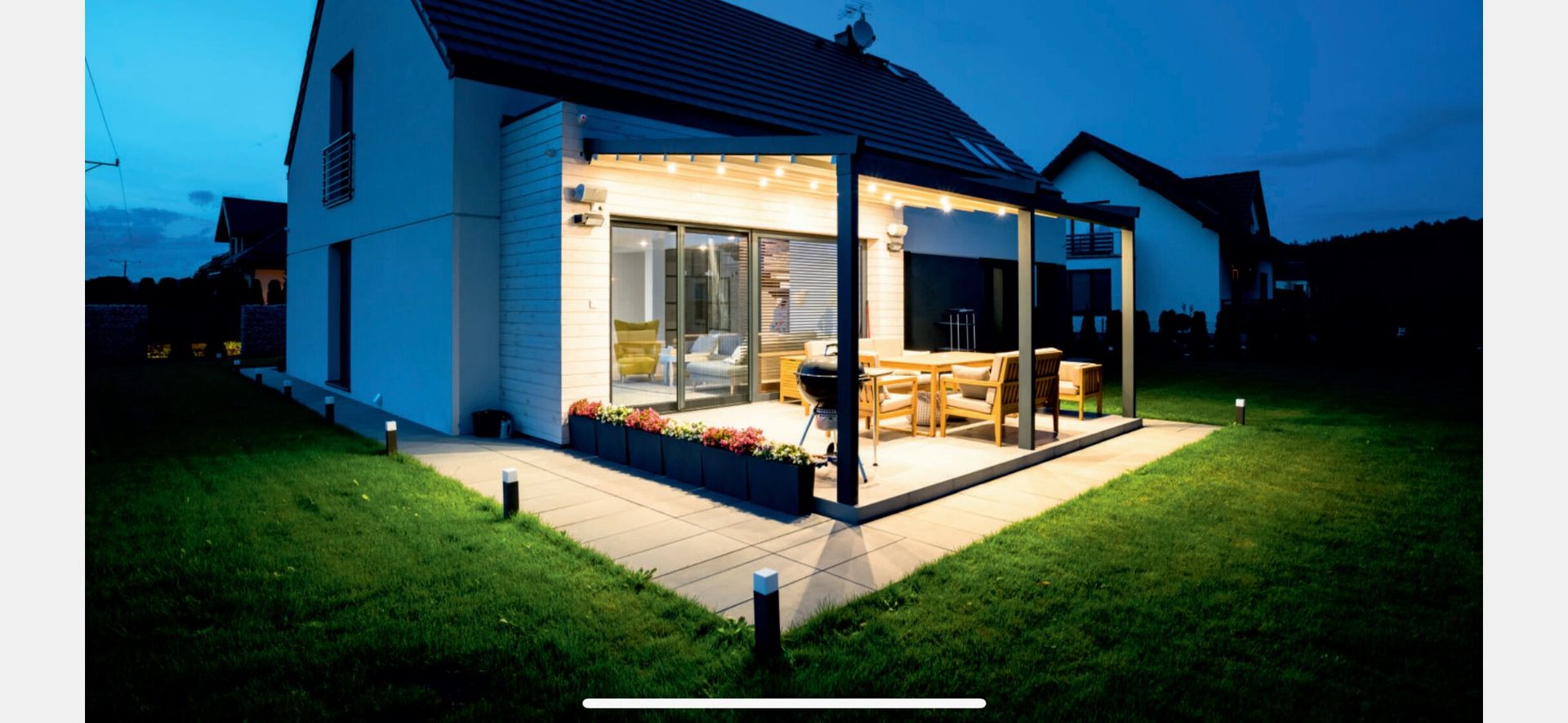 Pergola mit Lounge und LED bei Nacht