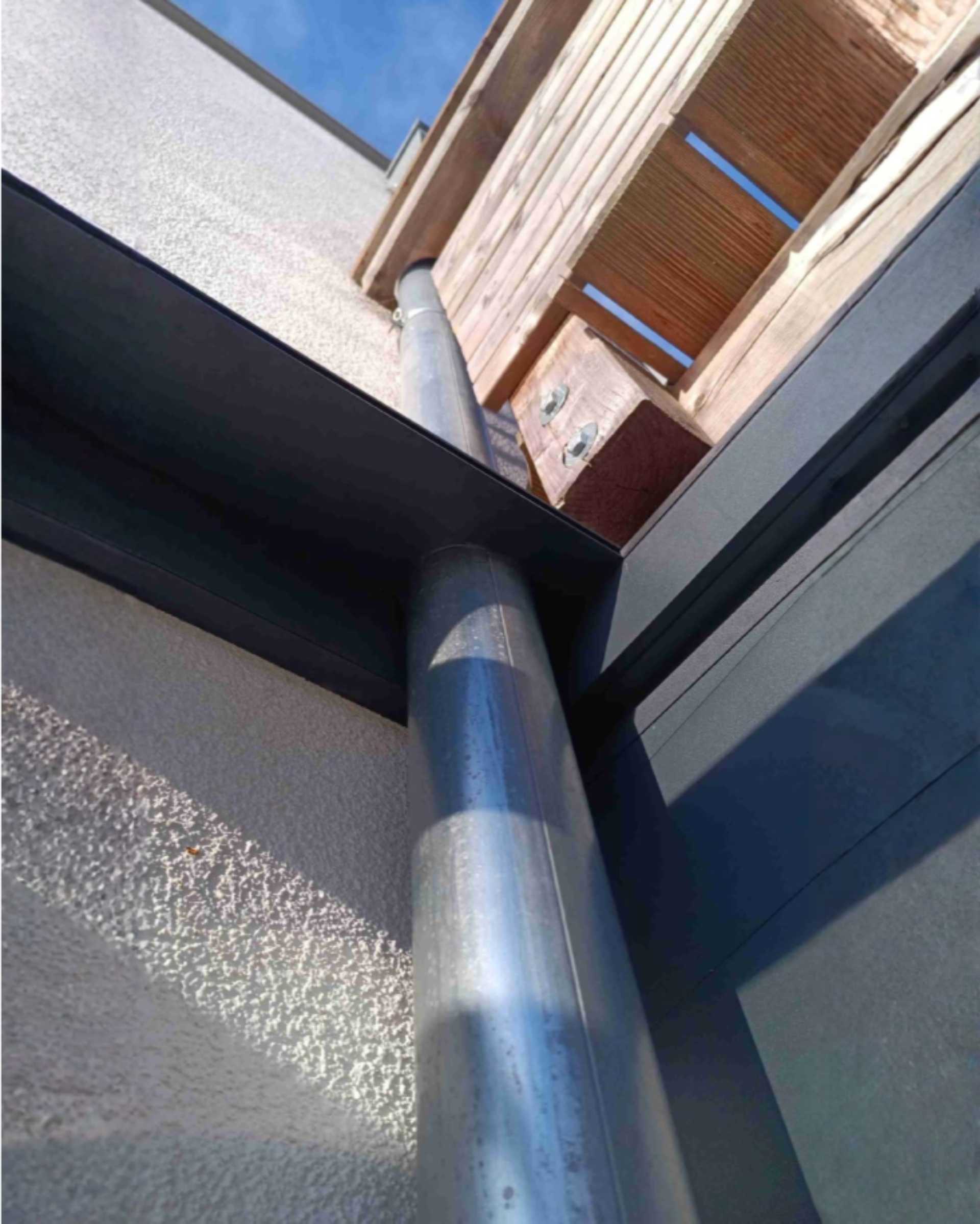 Fallrohr Anpassung an einer Hauswand