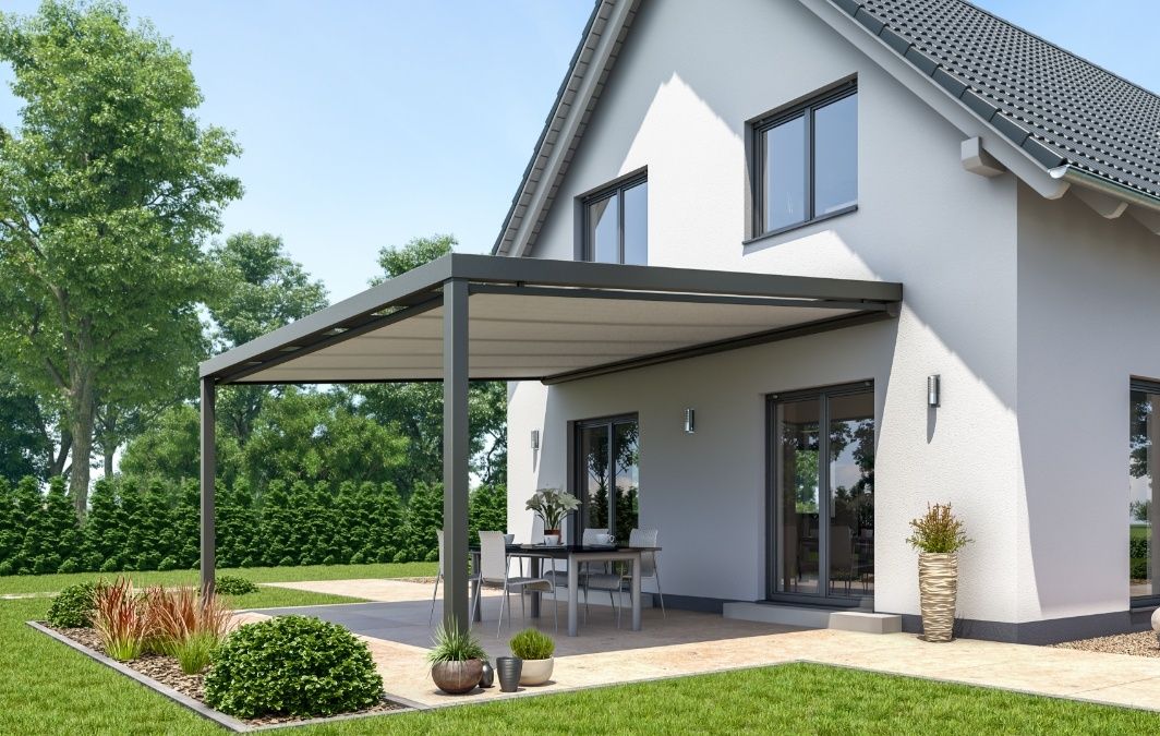 Freistehende Terrassenüberdachung aus Aluminium an modernem Einfamilienhaus im Garten