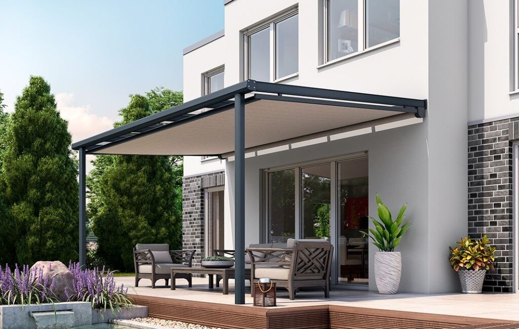 Terrassenüberdachung mit integriertem Sonnensegel an modernem Einfamilienhaus