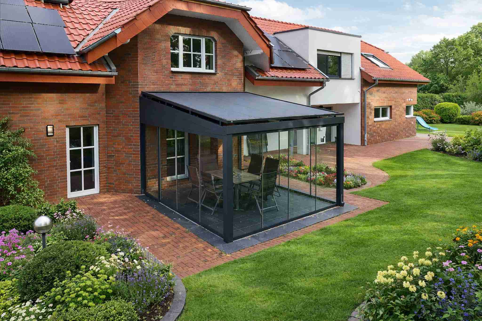Terrassenüberdachung mit Glaswänden, Aufdachmarkise und Aluminium Wintergarten am Haus