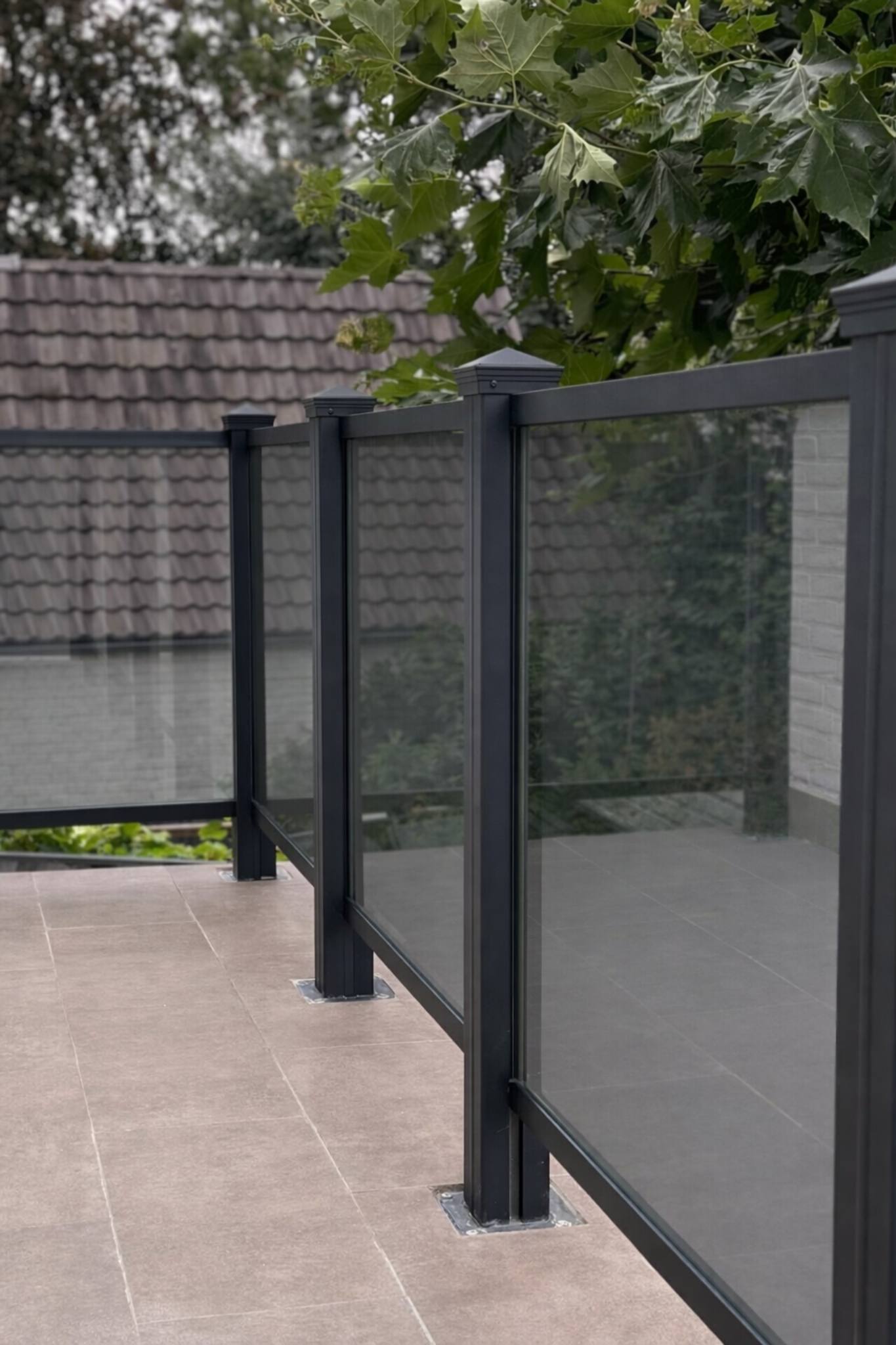 Glasgeländer mit getöntem Glas und Aluminiumrahmen auf moderner Terrasse