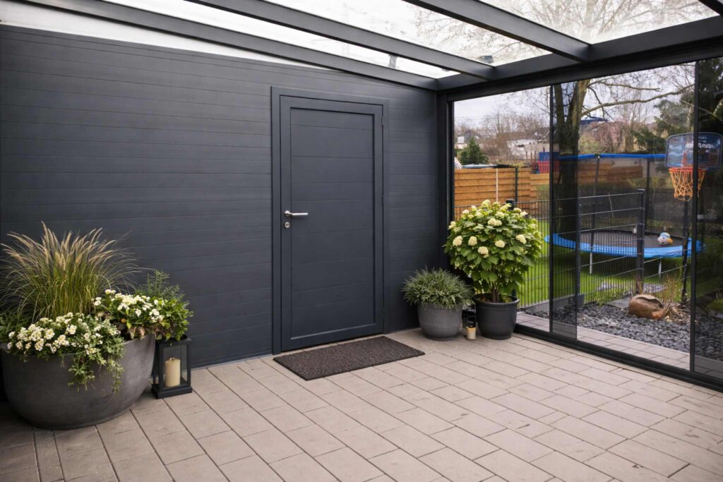 Überdachte Terrasse mit Aluminiumkonstruktion und integrierter Tür