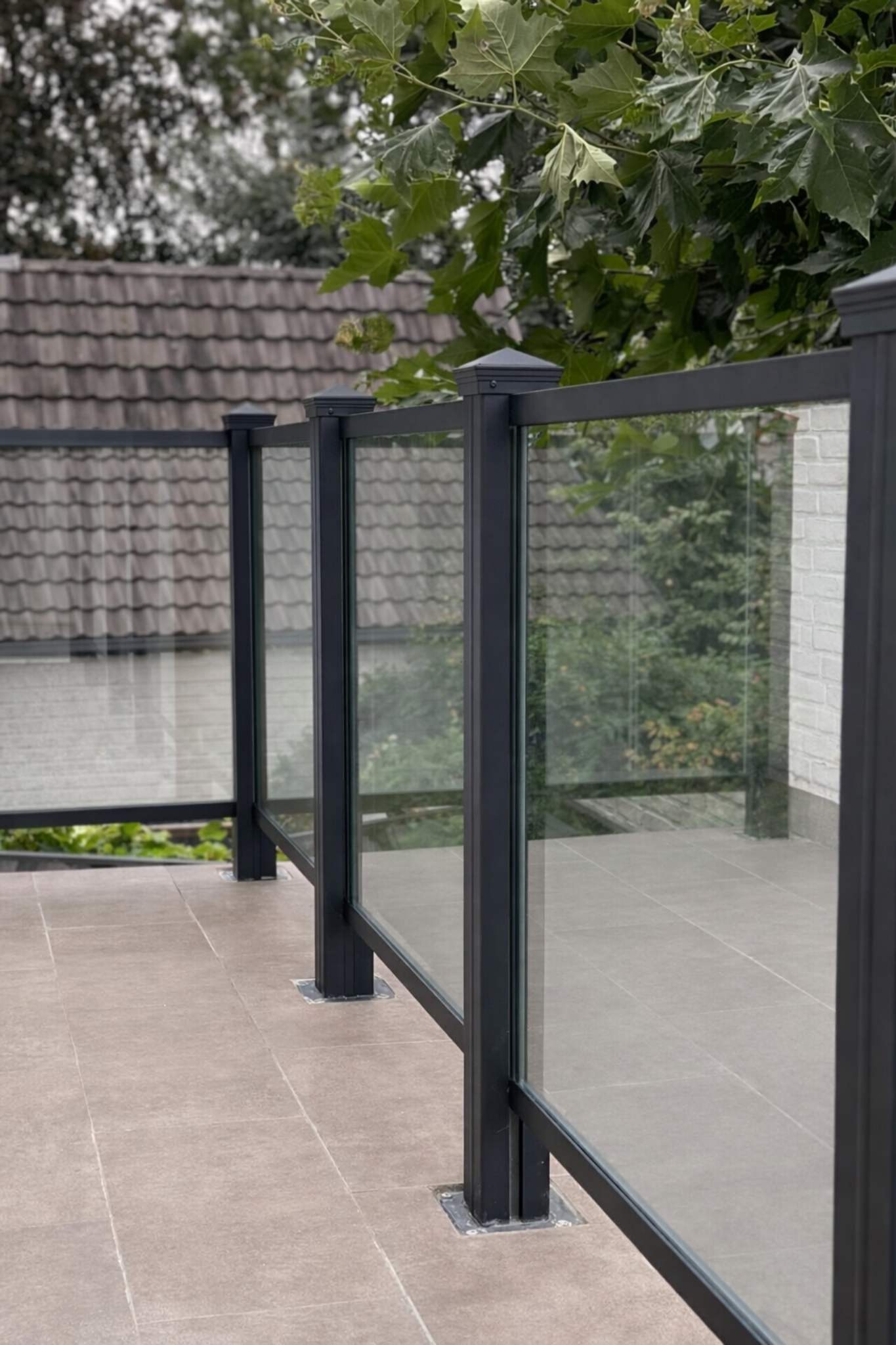 Modernes Glasgeländer mit Aluminiumrahmen auf einer Terrasse