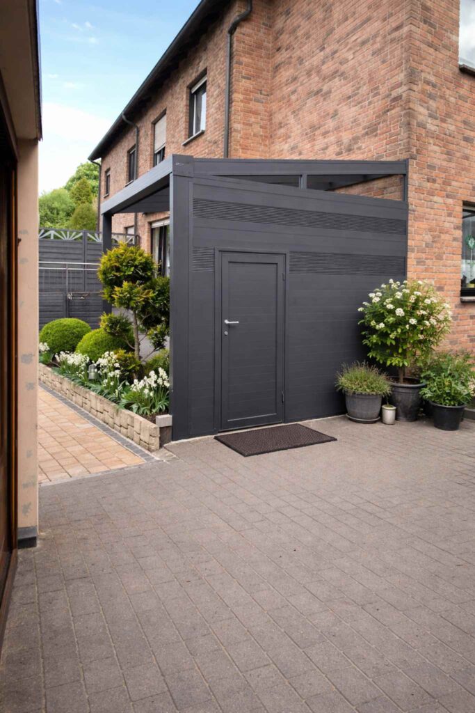 Moderne Aluminium Terrassenüberdachung mit Seitenwand und integrierter Tür im Garten