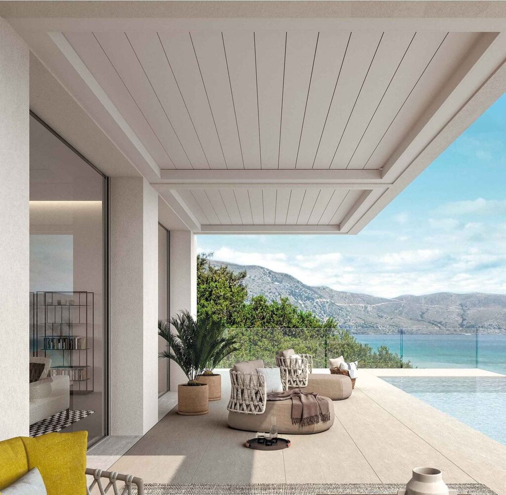 Terrassenüberdachung mit geschlossenem Lamellendach und Blick aufs Meer