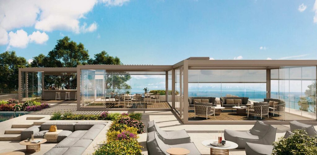 Großzügige Pergola mit Glas-Schiebeelementen und Meerblick