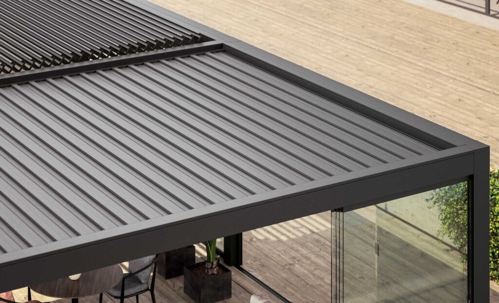Lamellendach in geschlossener Position aus Aluminium mit integrierter Konstruktion