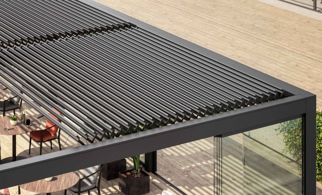 Detailansicht eines Lamellendachs aus Aluminium mit verstellbaren Lamellen