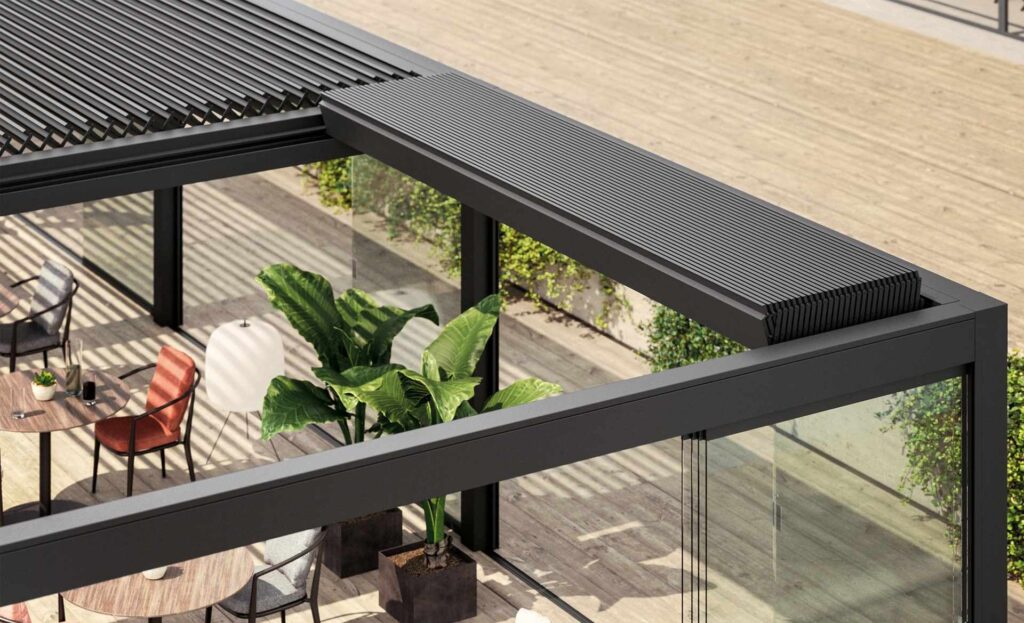 Lamellendach mit zurückgefahrenen Lamellen in moderner Aluminiumkonstruktion