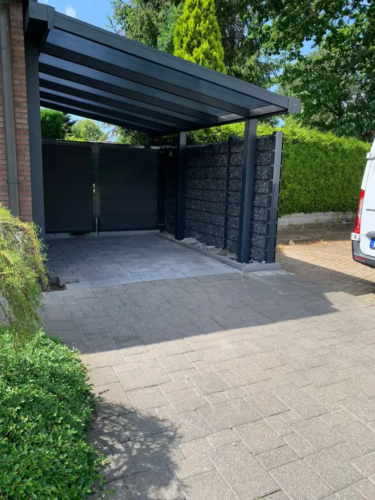 Aluminium-Carport mit seitlichem Sichtschutz und geschlossenem Dach an Einfahrt