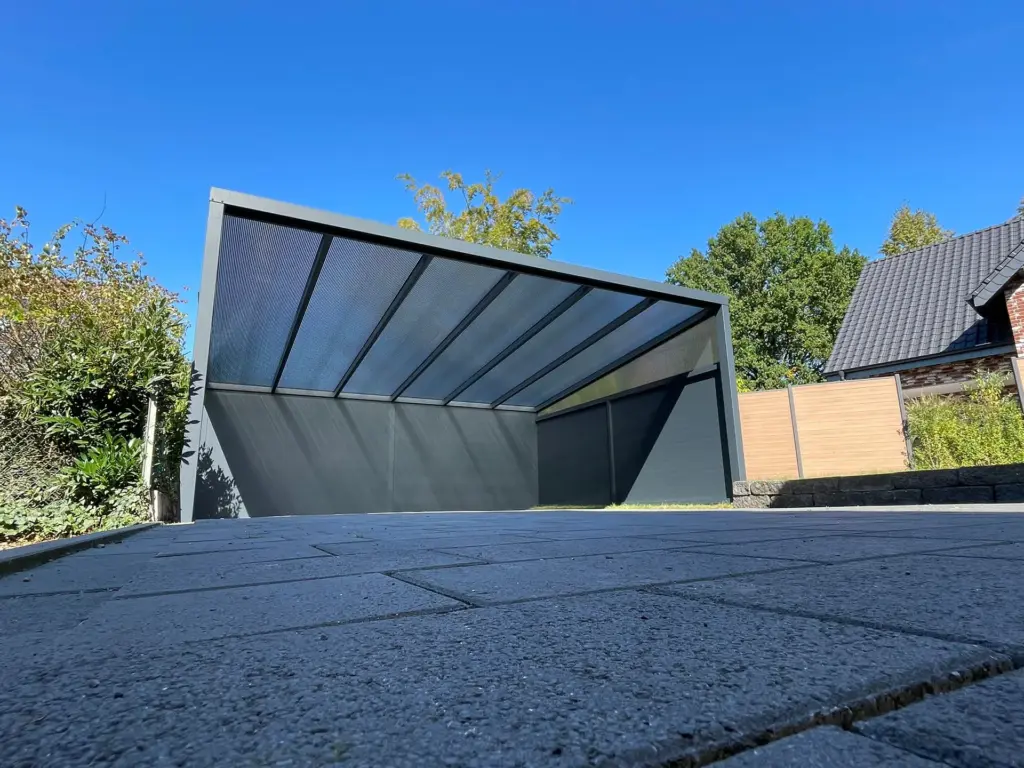 Moderner Aluminium-Carport mit transparentem Dach und seitlichem Sichtschutz