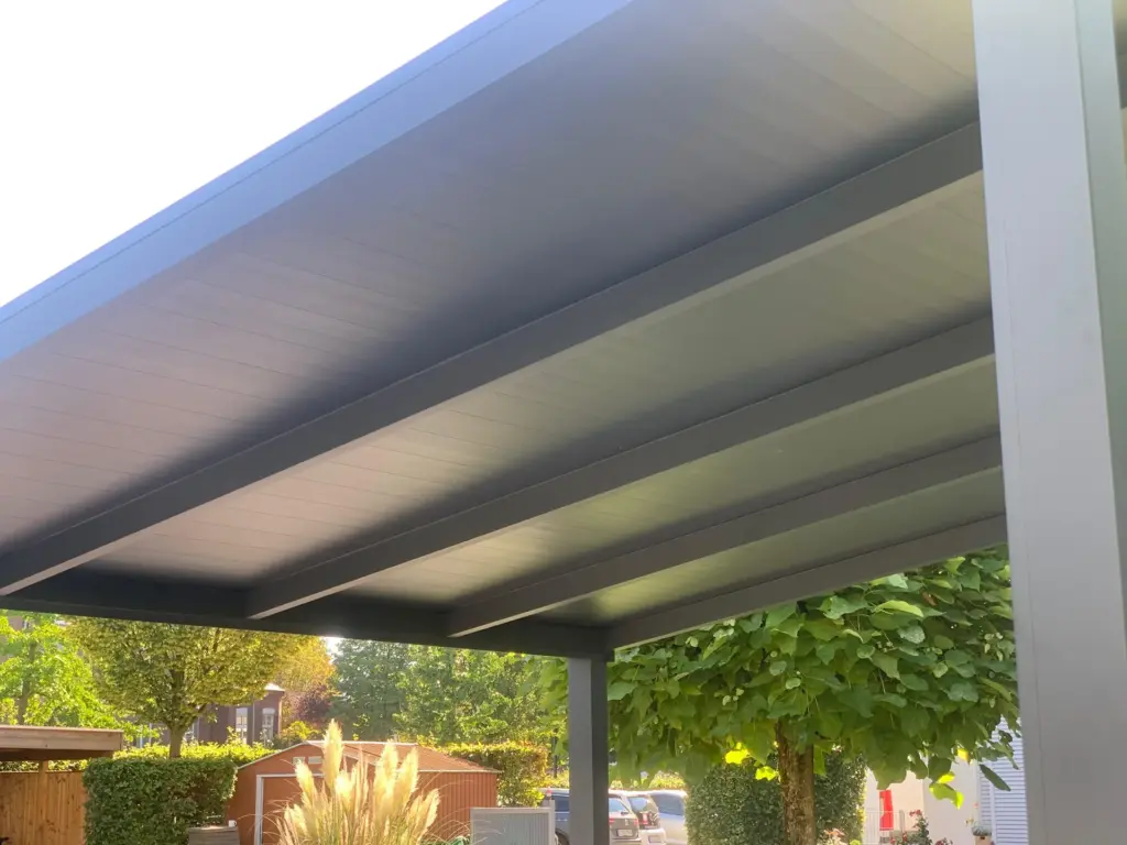Unteransicht einer Aluminium-Terrassenüberdachung mit integriertem Dachsystem