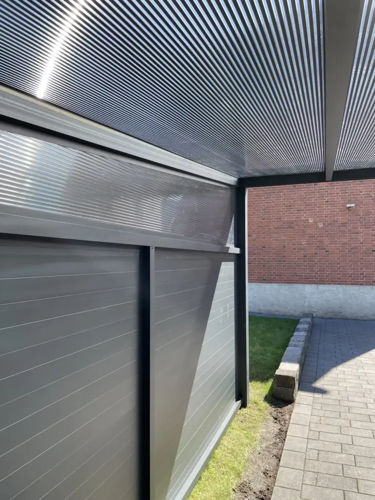 Seitliche Sichtschutzwand aus Aluminium unter Terrassenüberdachung
