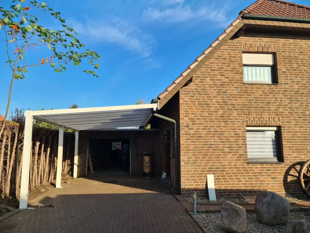 Aluminium-Carport mit modernem Flachdach neben Einfamilienhaus
