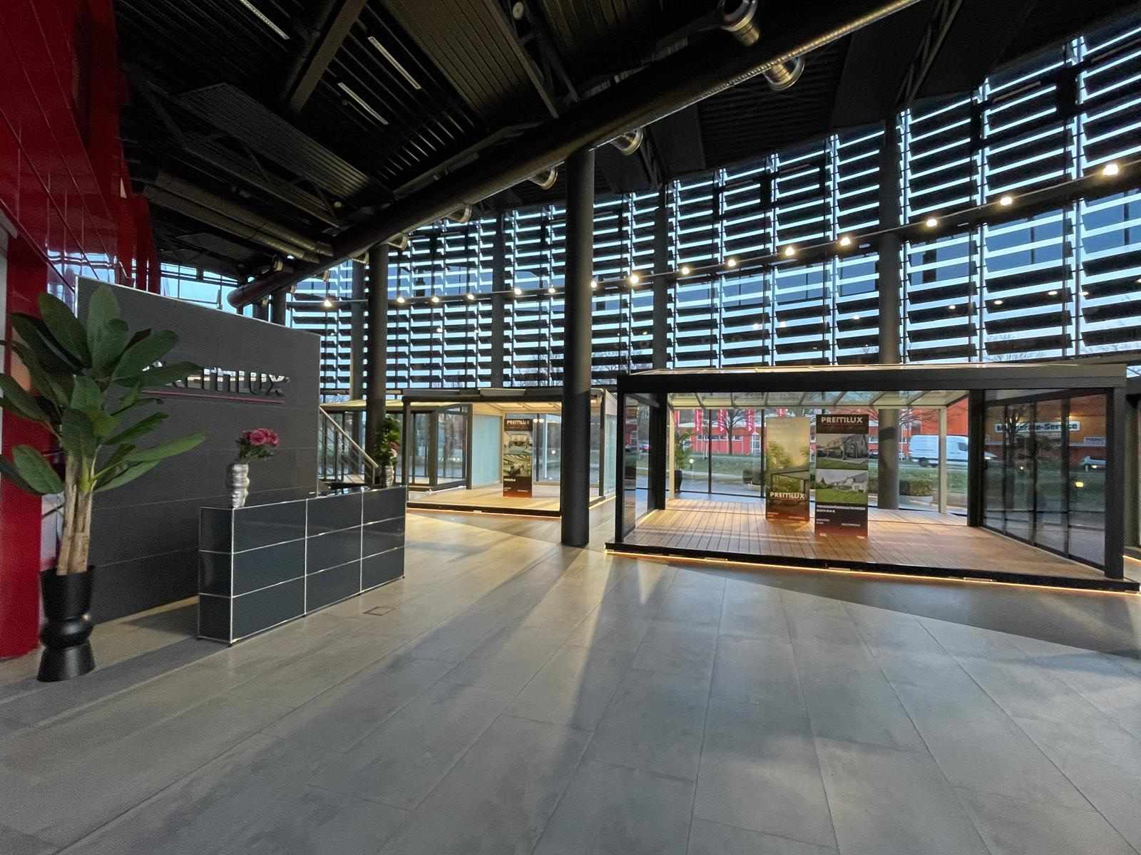 Moderner Showroom mit Ausstellung von Terrassenüberdachungen und Glaskonstruktionen