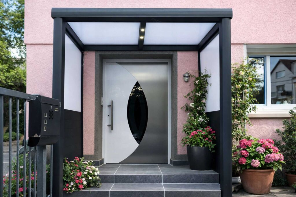 Eingangsüberdachung aus Aluminium mit Milchglas und LED-Beleuchtung vor Haustür