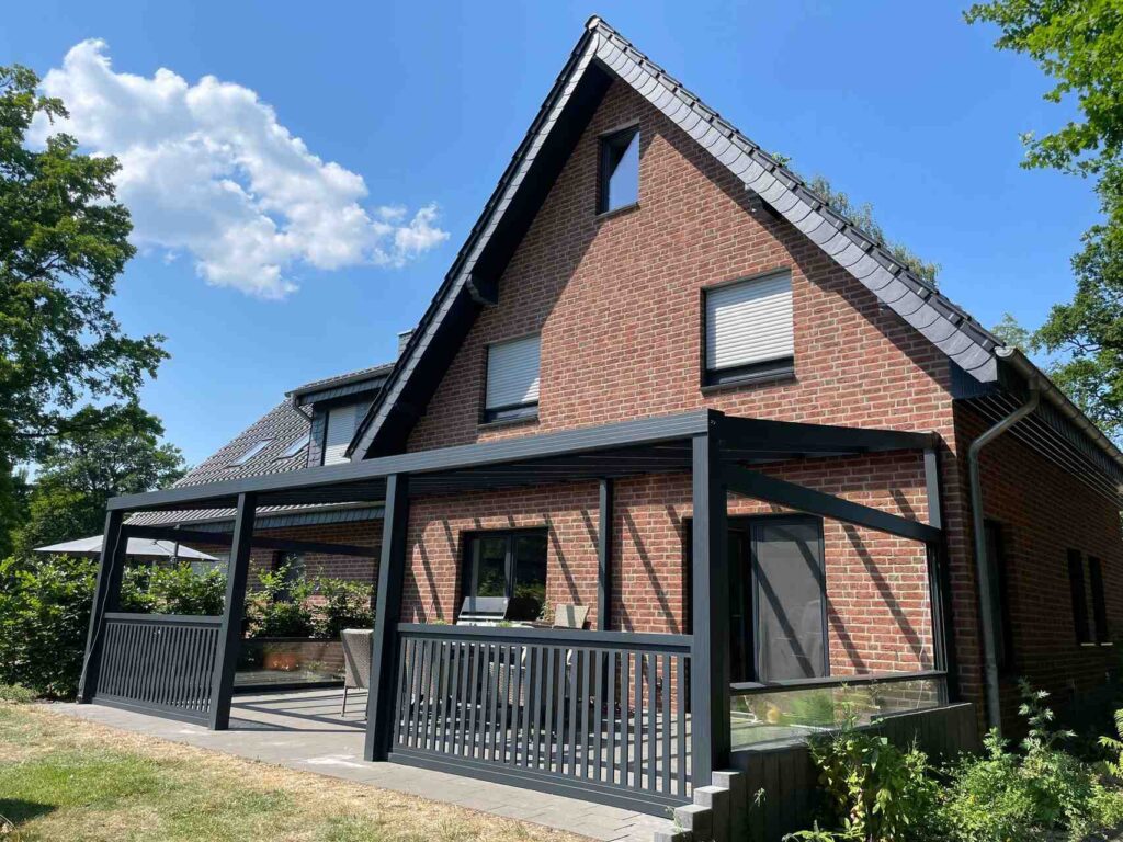 Moderne Terrassenüberdachung aus Aluminium an einem Einfamilienhaus