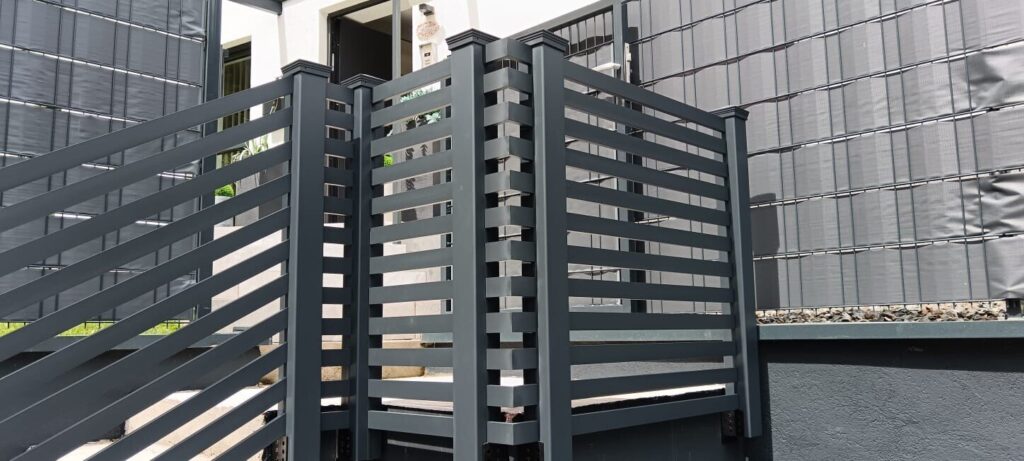 Modernes Aluminium Geländer mit horizontalen Lamellen als Sichtschutz