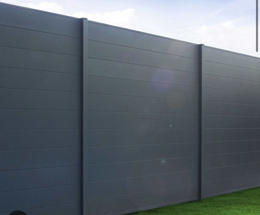 Moderner blickdichter Aluminium Sichtschutzzaun mit glatten Paneelen