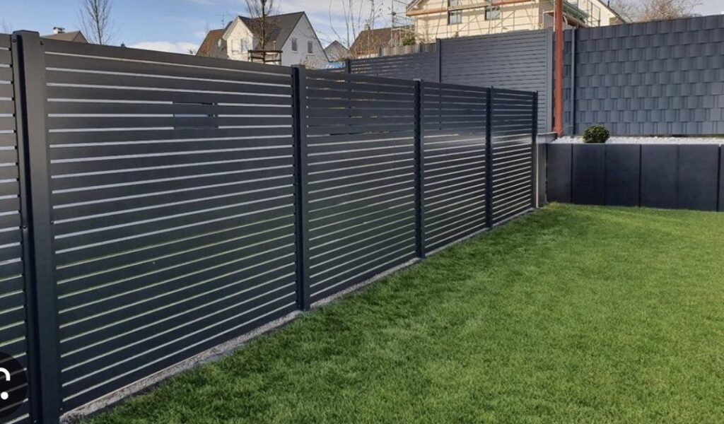 Aluminium Sichtschutzzaun mit horizontalen Lamellen in modernem Garten