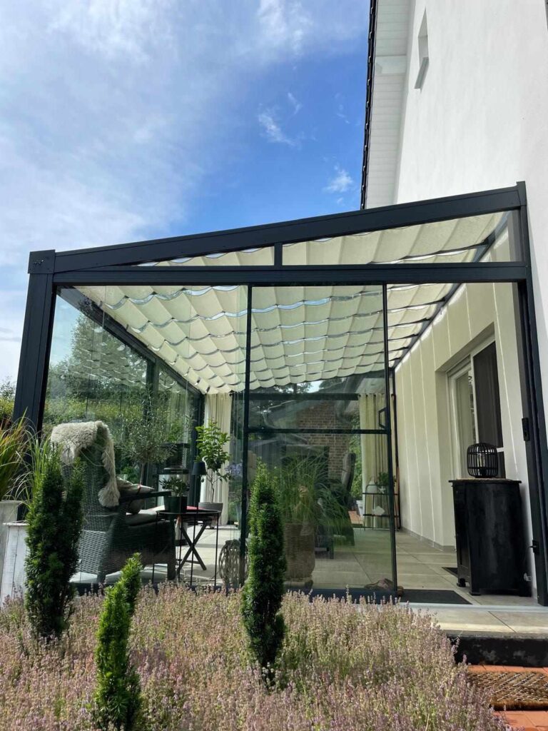 Terrassenüberdachung aus Aluminium mit Glaswänden und innenliegender Beschattung