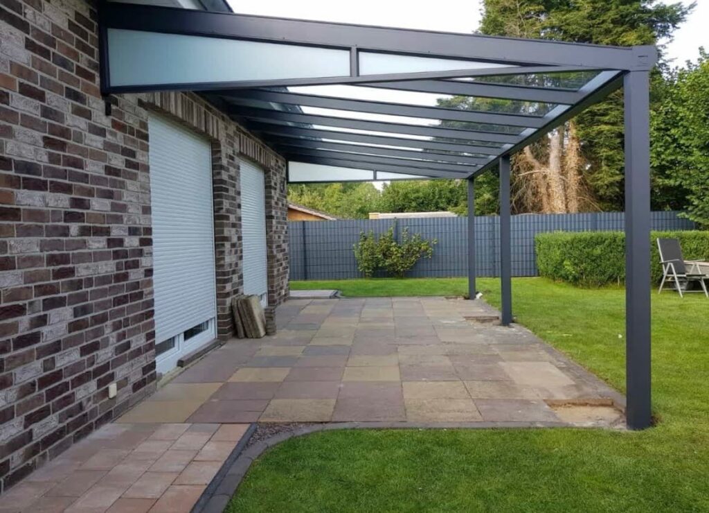 Großzügige Aluminium Terrassenüberdachung mit Glasdach am Einfamilienhaus