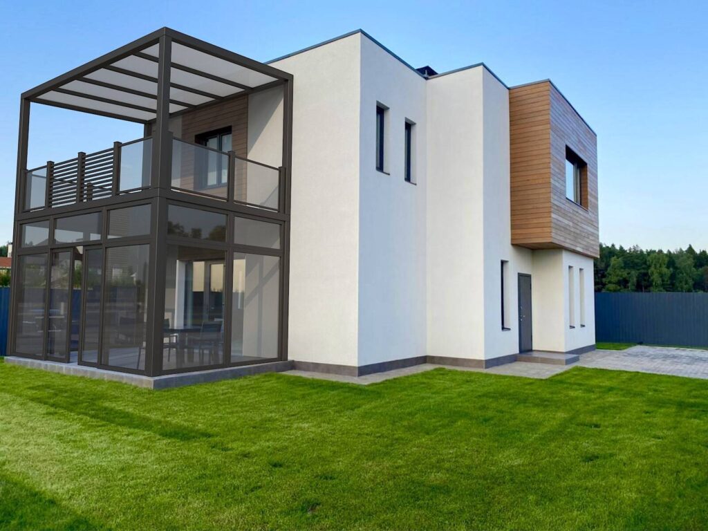 Moderne Doppeletagen Glas-Terrassenüberdachung mit Aluminiumrahmen an Neubau