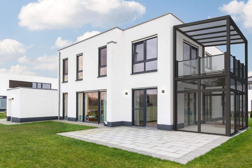 Moderne Doppeletagen Glas-Terrassenüberdachung mit Aluminiumrahmen an Neubau